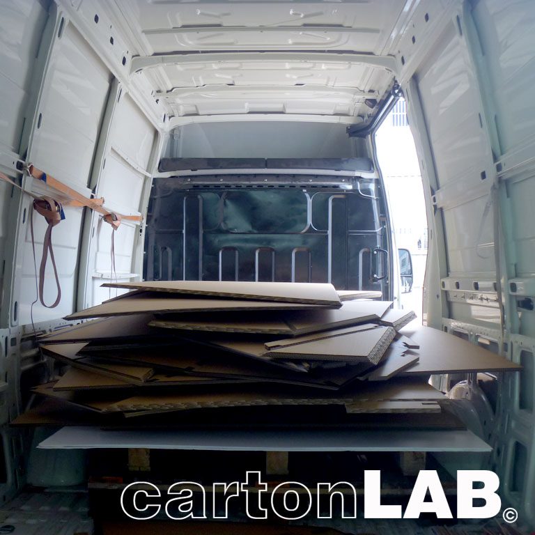 stand de carton plegado transporte cartonlab Transporte en plano del stand plegado, listo para su montaje.