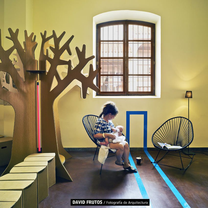 Arbol de cartón de CartonLAB en etc&Co. Ambiente acogedor.
