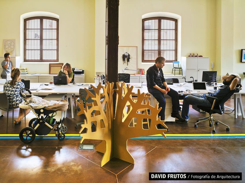 Mini árbol de cartón. Un espacio de coworking que contagia optimismo.