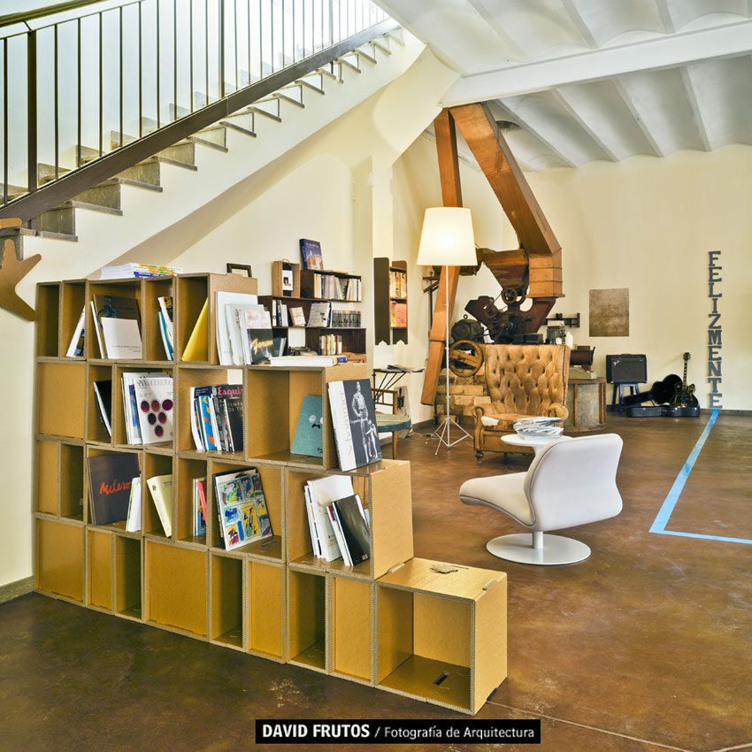Estantería de cartón. Zona de biblioteca multifuncional en Etc&co