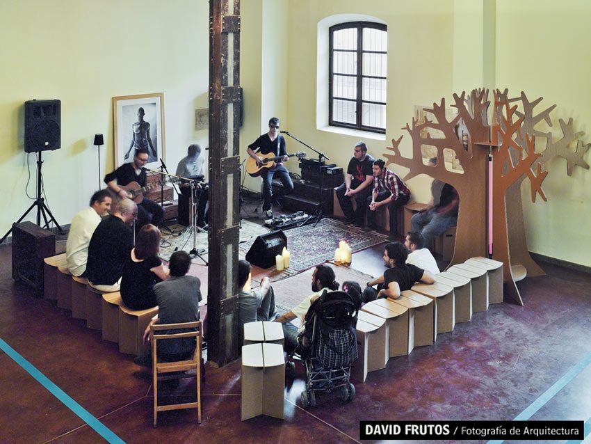 Eventos, talleres, presentaciones. Cultura en Etc&co bajo un árbol de cartón.Foto:David Frutos.