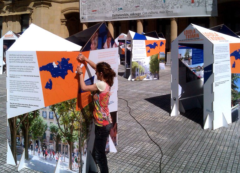 expo carton cartonLAB (1) Montaje de las casitas de cartón. Foto:Vito021