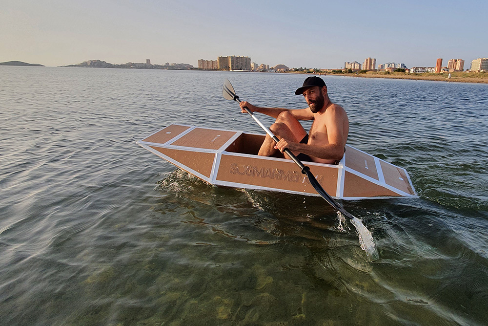 Cardboard kayak on water - Cartonlab
