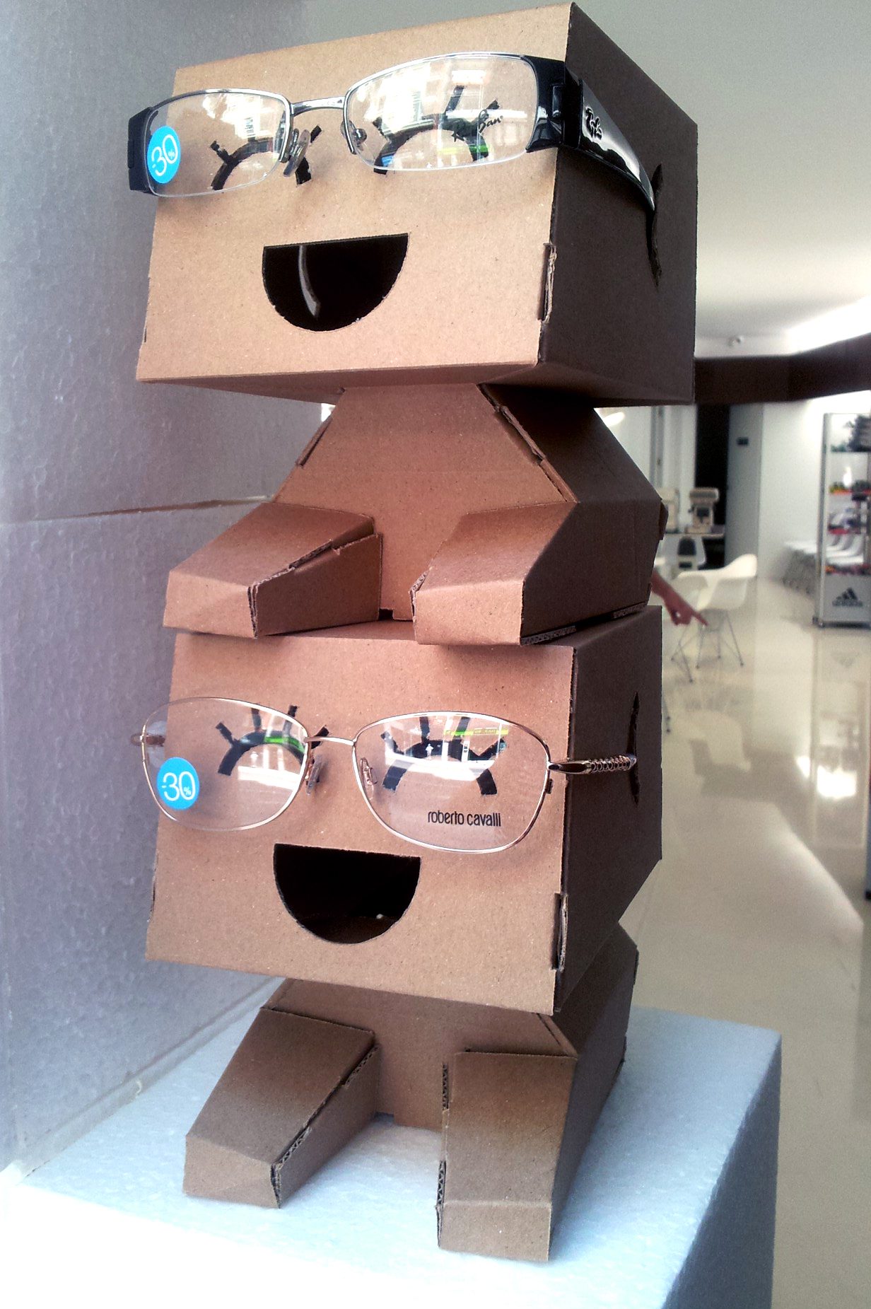Diseño de Optica figuras carton expositor gafas 04