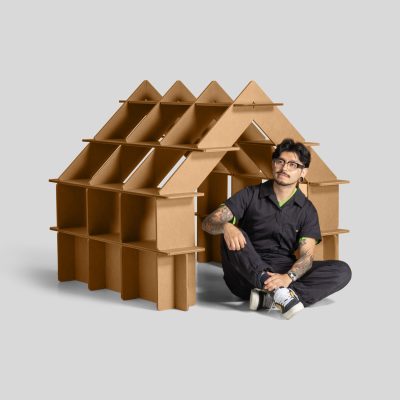 BOOKA Casita estanteria - Acabado Kraft - Vista con persona