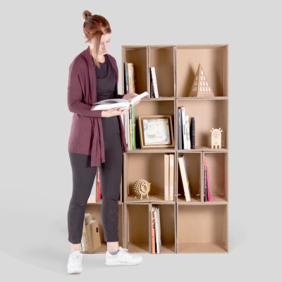 POLIPODIO Estanteria - Acabado Kraft - Vista frontal con persona