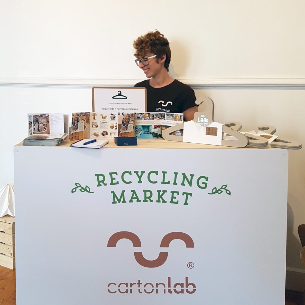 reclycling market diseño stand perchas carton cartonlab