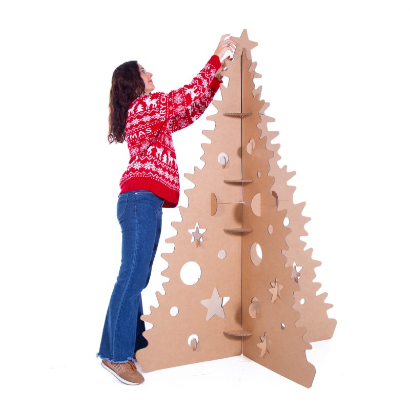 Colocando estrella en árbol de Navidad