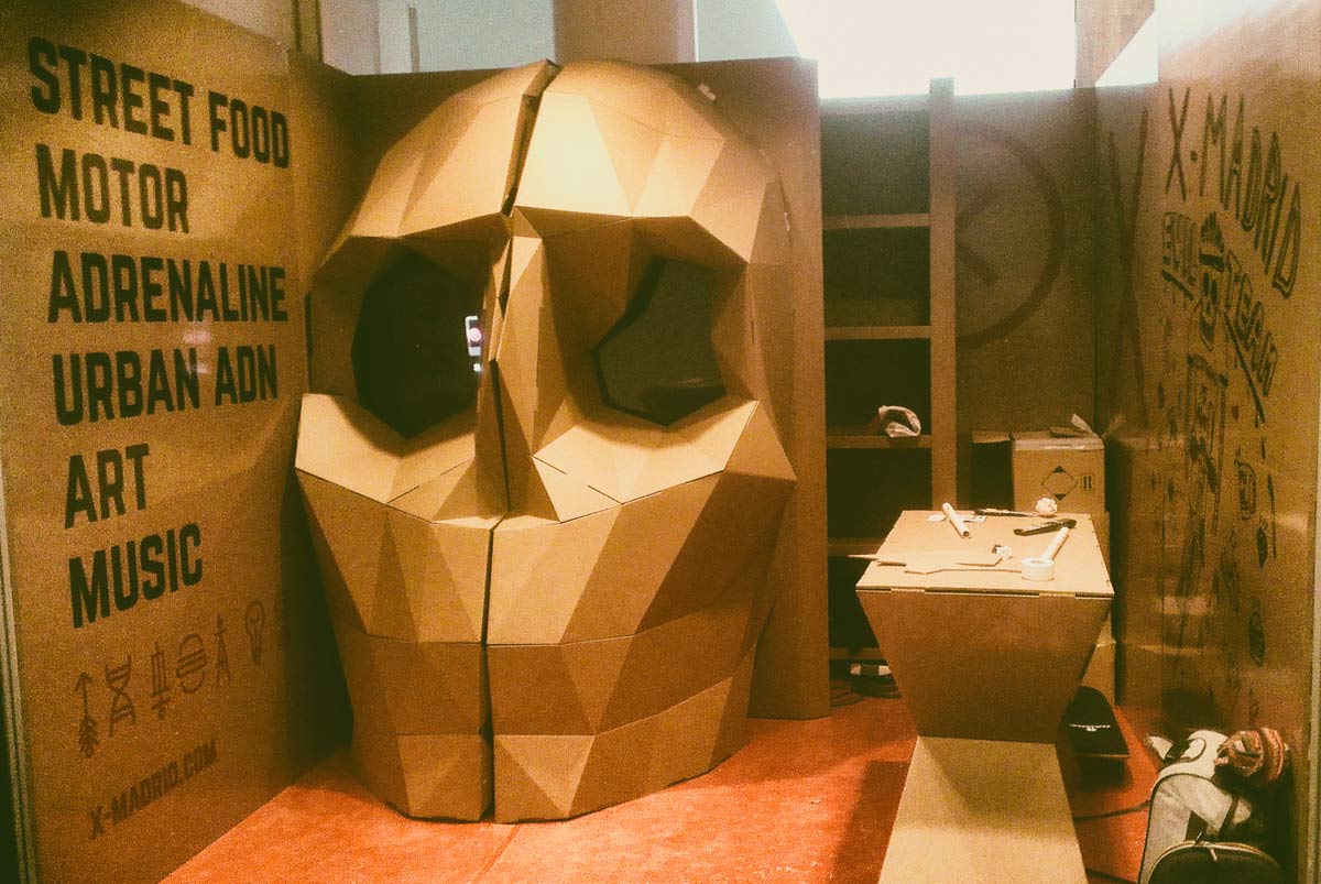 calavera-carton-stand-aecc-instalacion-cartonlab-01-skull-cardboard