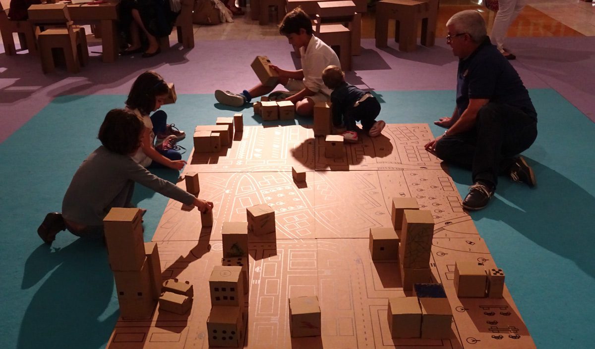 Taller infantil de construcción en cartón en Thader Murcia