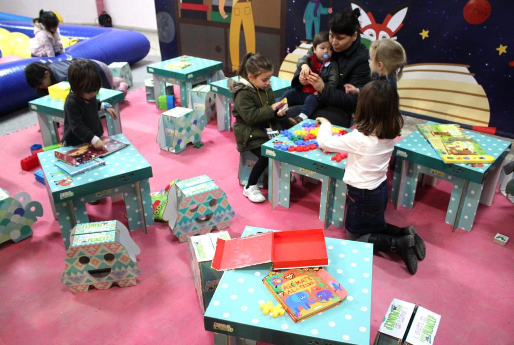 Muebles de cartón para entornos infantiles personalizados