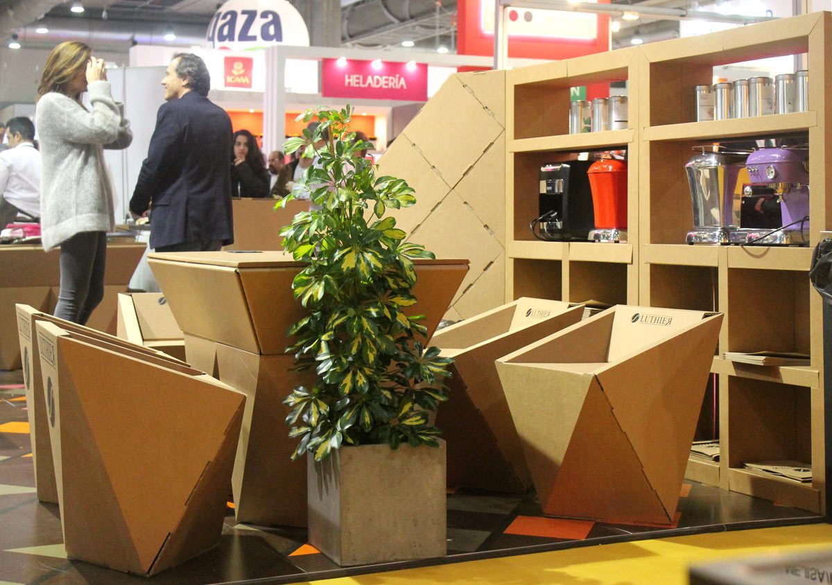 muebles carton reunion zona descanso silla mesa geometrica