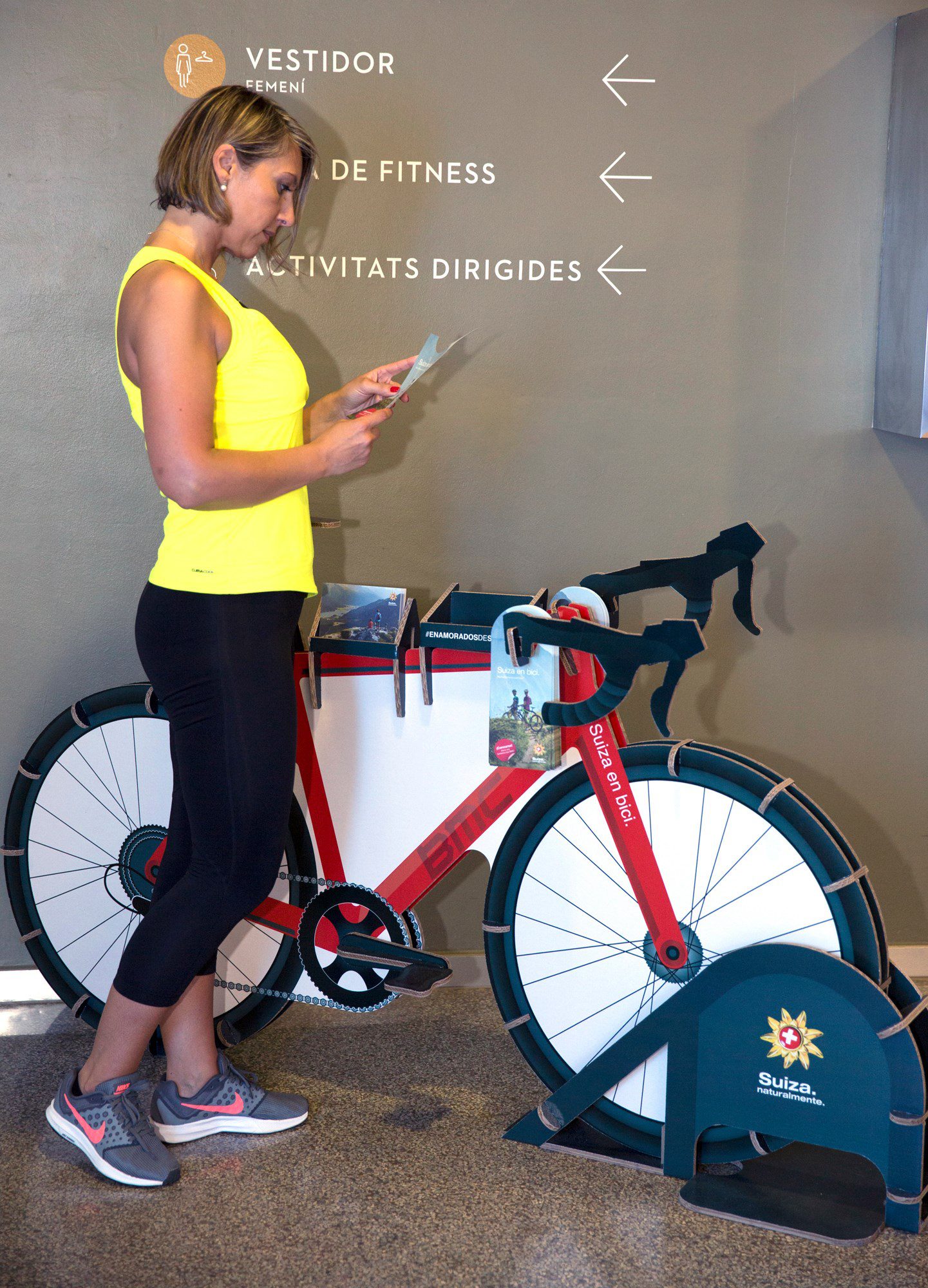 expositor portafolletos porta folletos bicicleta carton gimnasio holmes madrid barcelona oficina turismo suiza 02