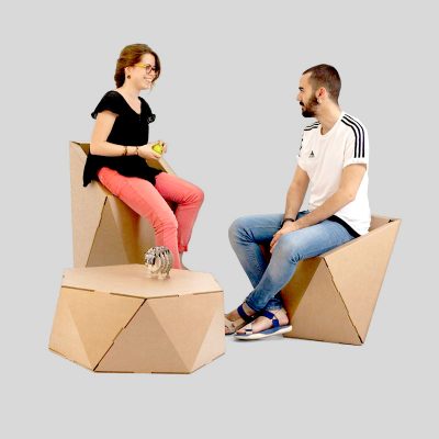 FACETA Mesa hexagonal- Acabado kraft- Vista en conjunto con persona