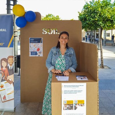 Stand de cartón startup en evento UCAM