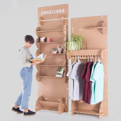 PANELLONE - Acabado kraft - Vista principal en uso con persona