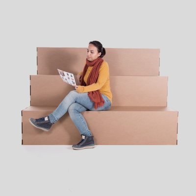 ESCALA Grada - Acabado kraft - Vista frontal con persona