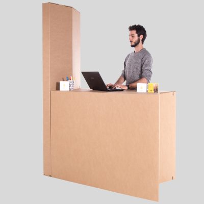 MIMOSA Mostrador con tótem - Acabado kraft - Vista principal con persona