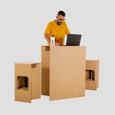 MIMOSA Mostrador y taburetes - Acabado Kraft - Vista con persona