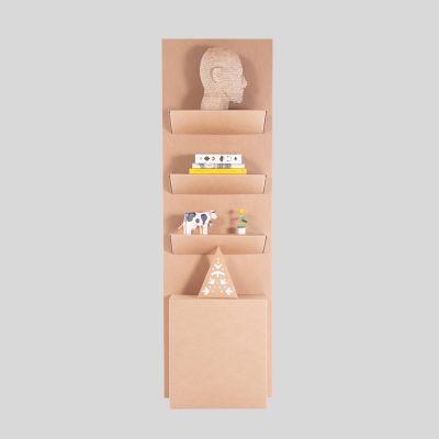 ALAKRAN Expositor tótem- Acabado kraft- Vista frontal con objetos