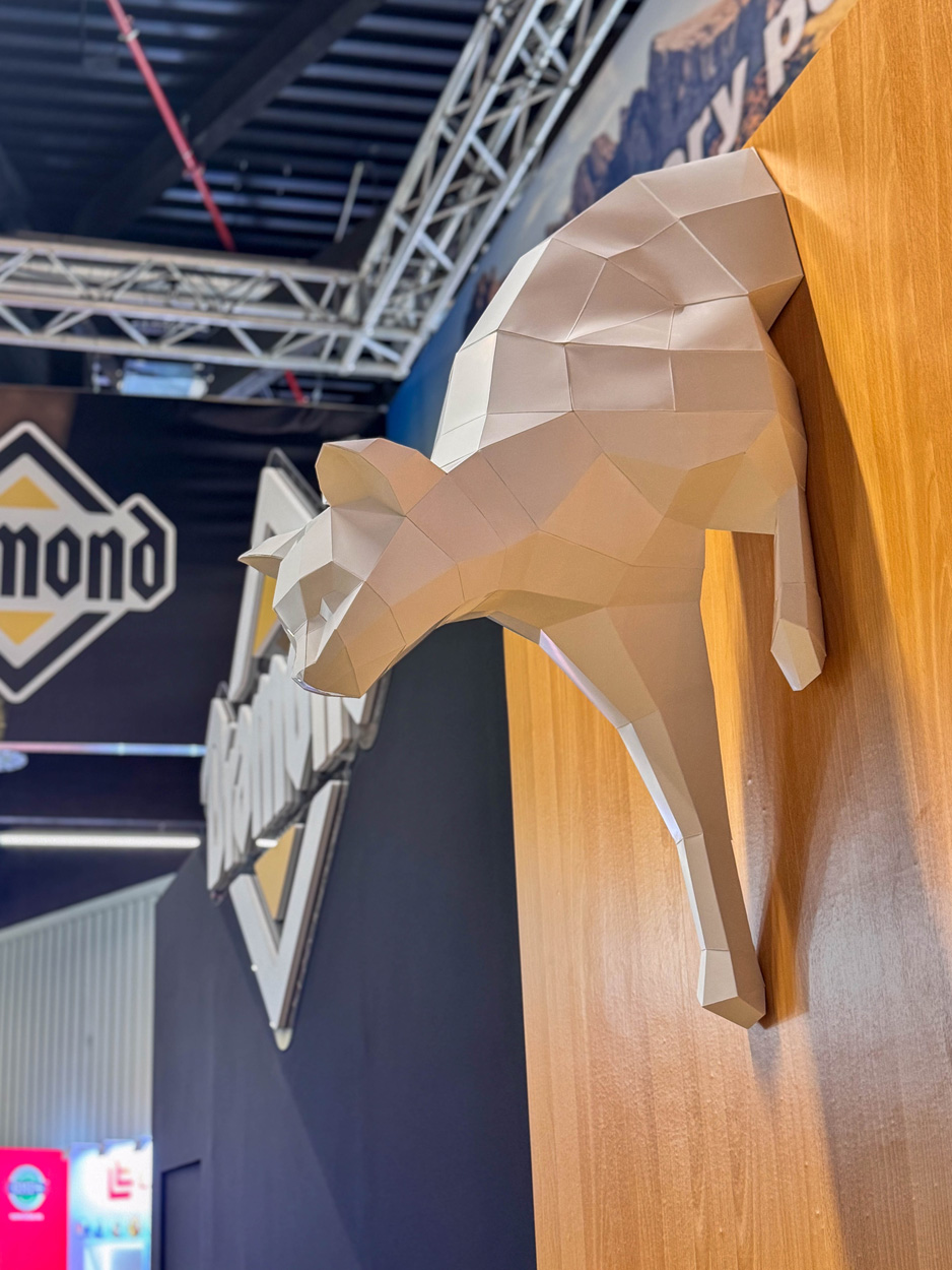 Gato gigante de cartón low poly colgado en pared