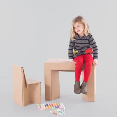 MIMOSA Silla y mesa infantil- Acabado kraft- Vista de conjunto en uso