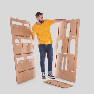 Estantería Practika - Acabado kraft - Montaje con persona