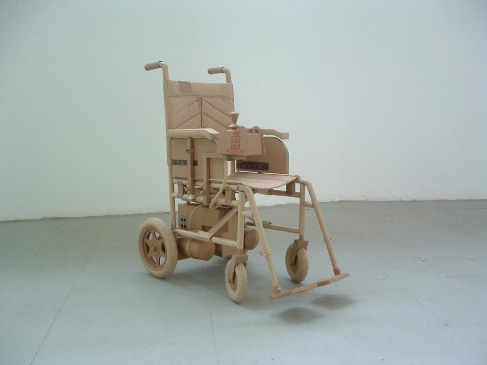 Increíble silla de ruedas hecha de cartón