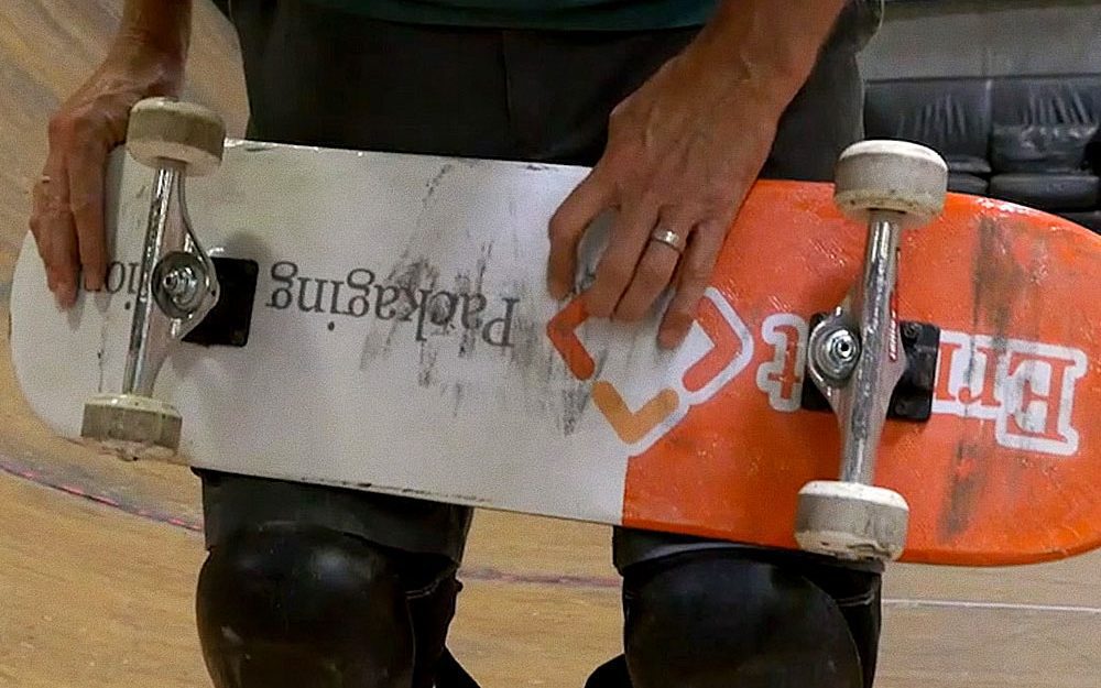 Increíble skateboard hecho de cartón