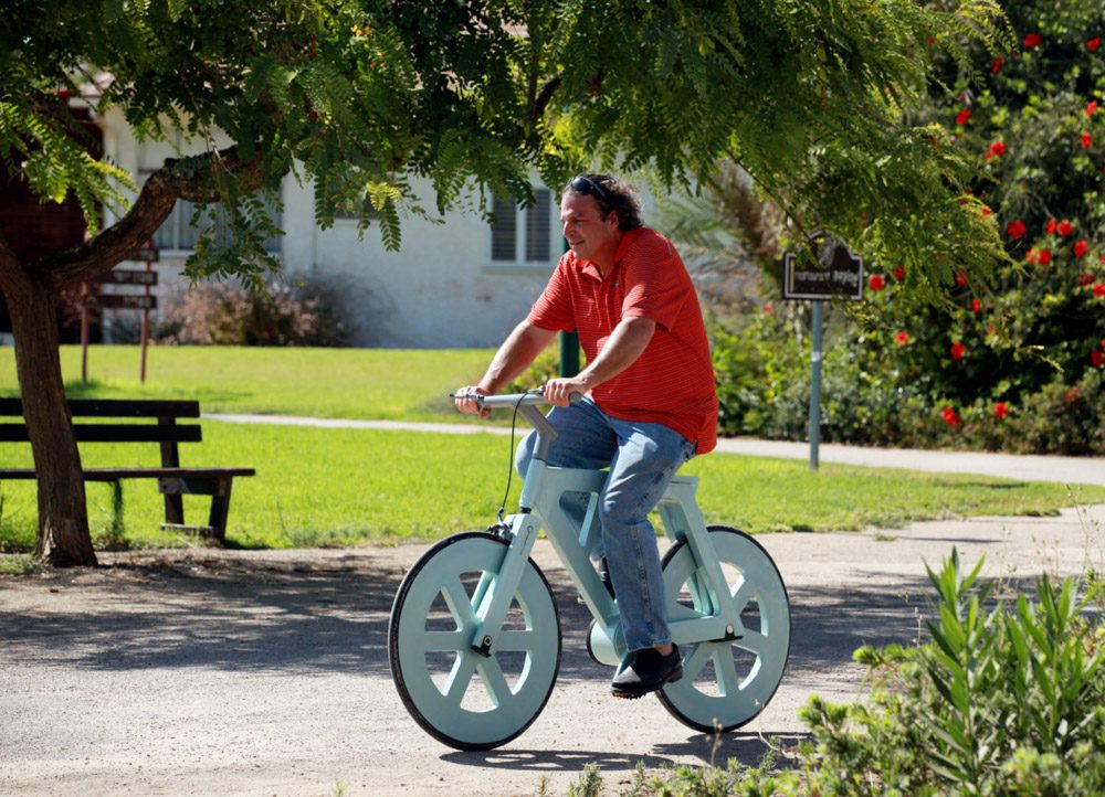 Increíble bicicleta hecha de cartón
