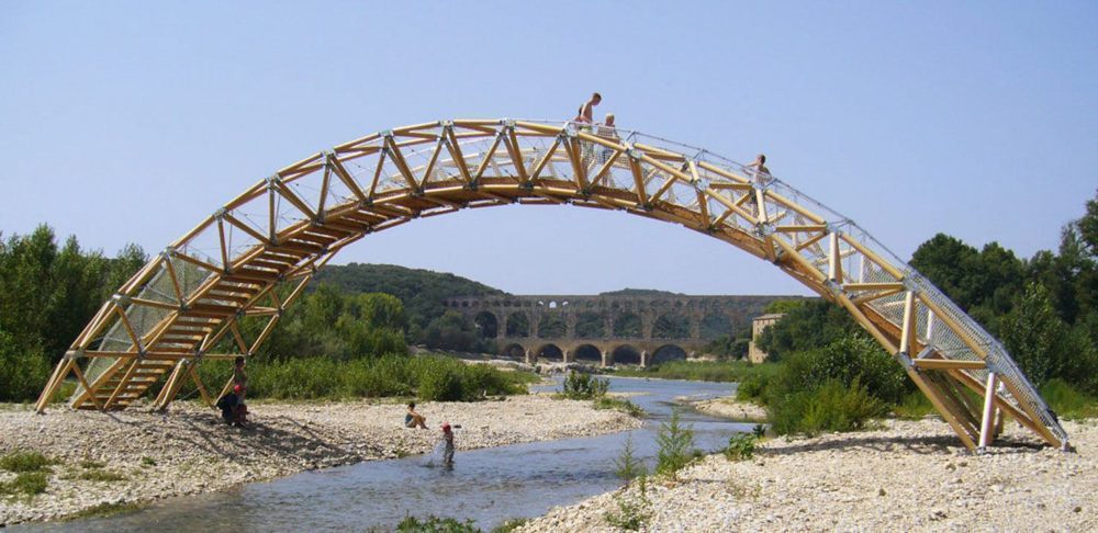 increíble puente de cartón
