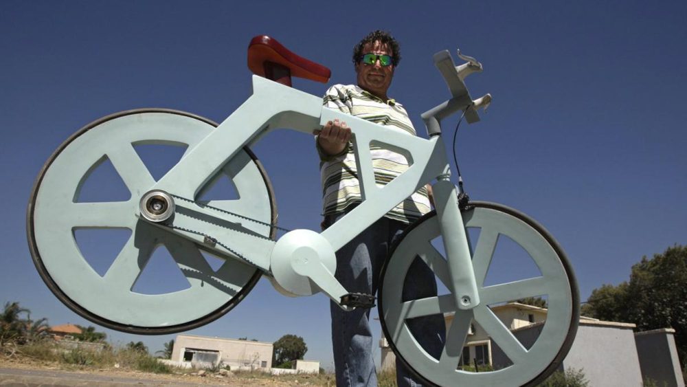 Increíble bicicleta hecha de cartón