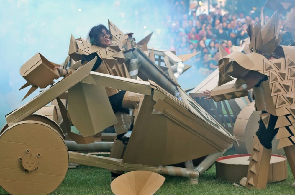 Increíble batalla hecha de cartón