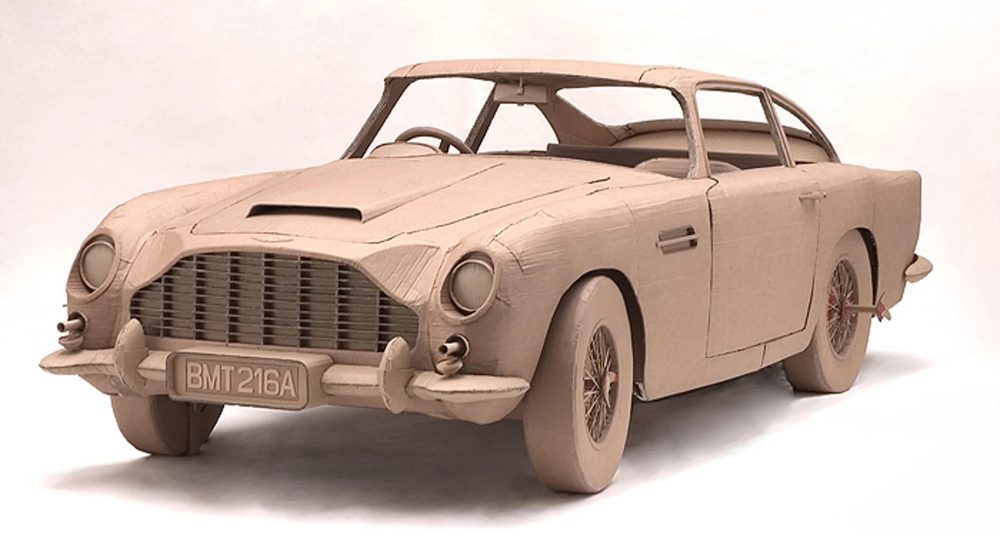 Increíble coche hecho de cartón