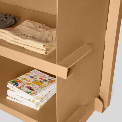 Mostrador en cartón Tensa. Acabado kraft. Detalle de estantes interiores.