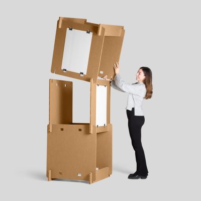 Tótem expositivo Hunter para A2 - Acabado kraft - Vista con persona