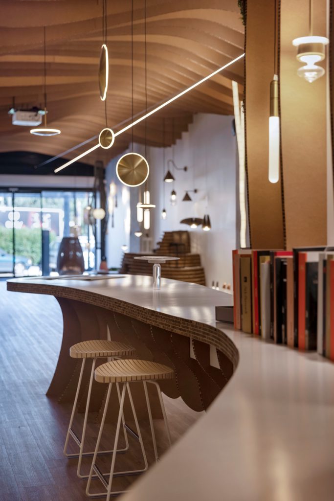 Escritorio y barra central de cartón para tienda