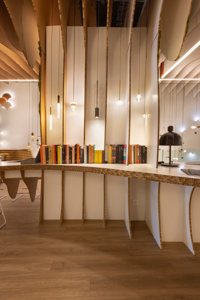 estructura de cartón en tienda showroom