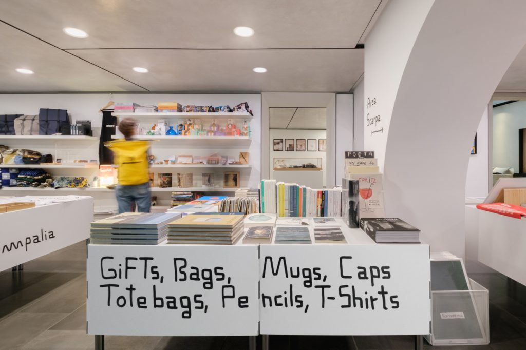 Expositor y estanterías de cartón para la Libreria Tienda Querini