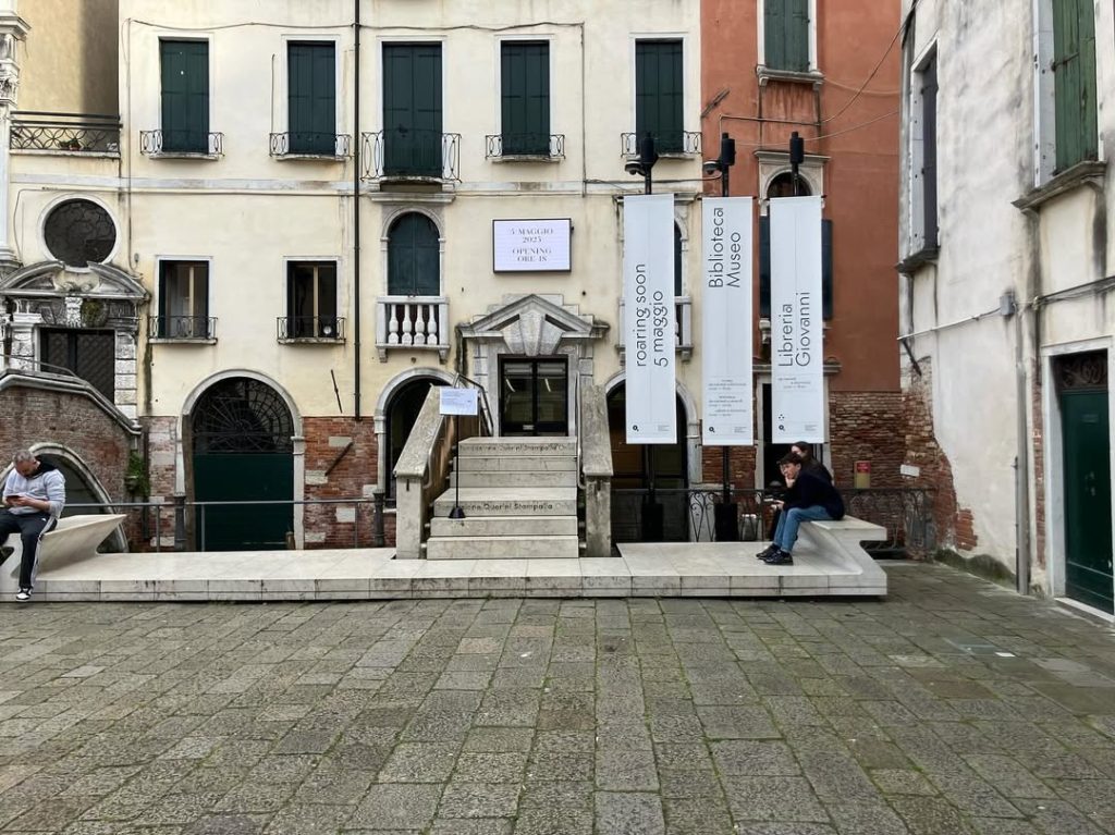Exterior de la Librería Giovanni, con ubicación en Venecia.