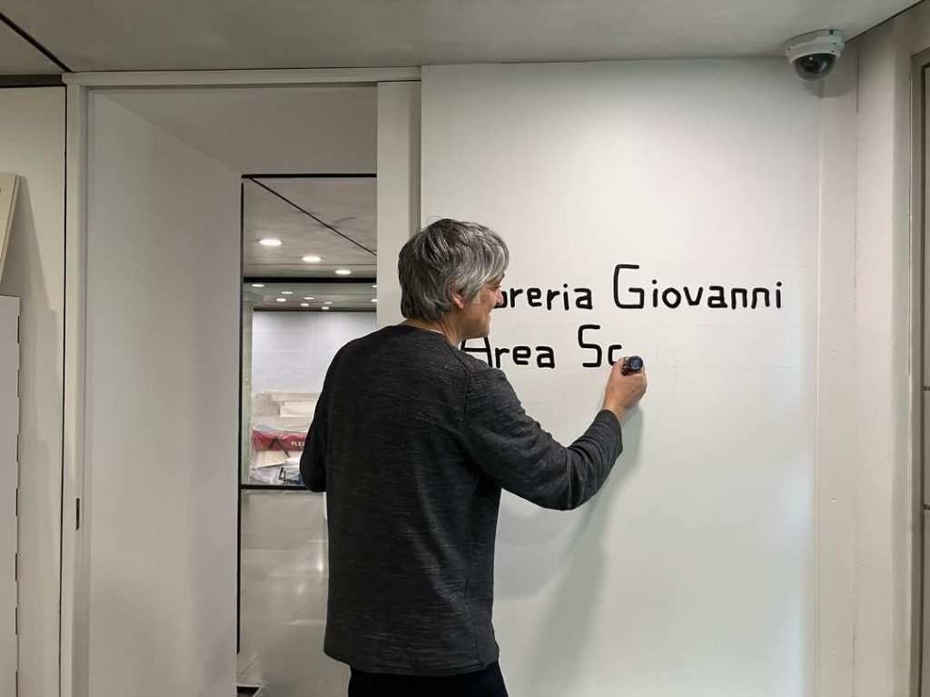 Martí Guixé interviniendo una de las pareder de la librería.