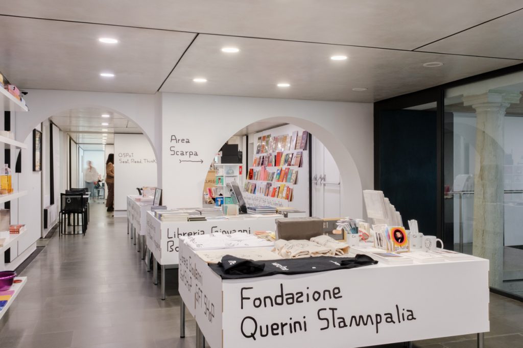 Visión general de la Libreria Tienda Querini con muebles de cartón