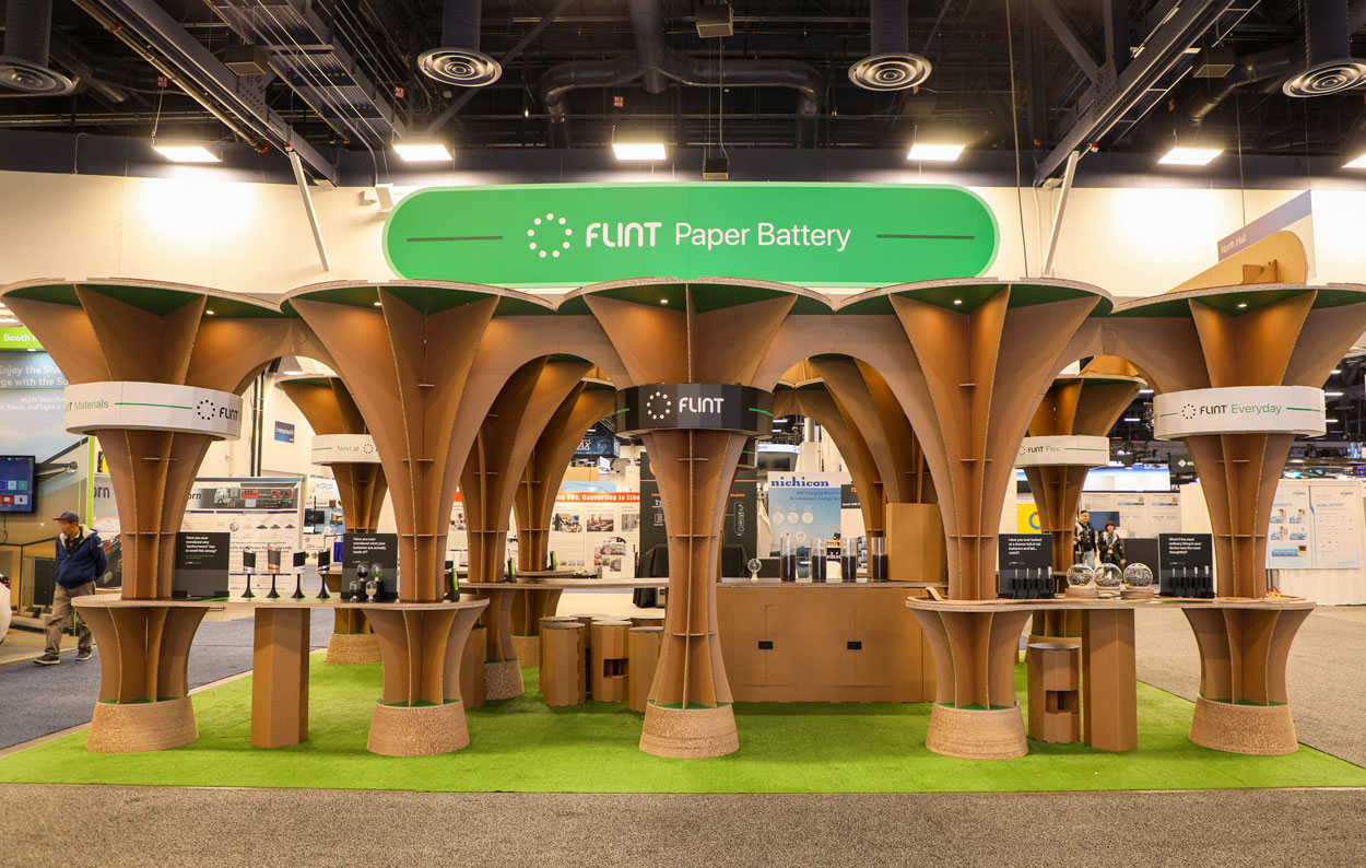 Vista general lateral del stand de cartón