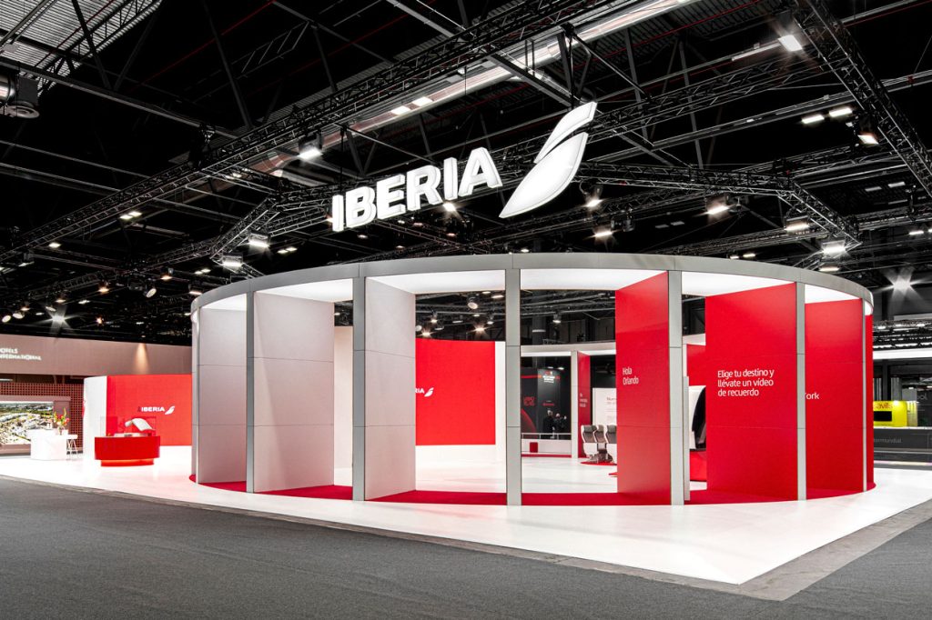 stand corporativo en FITUR con estructura de cartón terminado