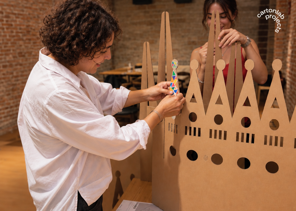 Detalle de las torres decoradas a mano en la maqueta de la Sagrada Familia.
