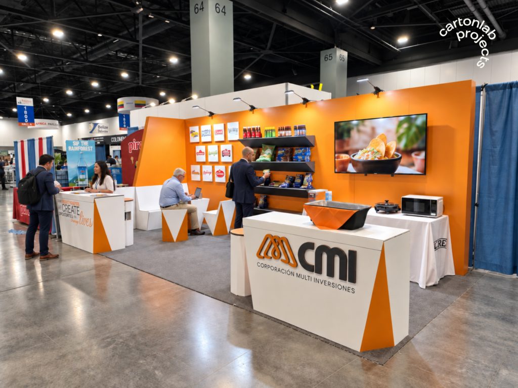 Stand naranja de CMI con mostrador con el logotipo, pantalla, estanterías con producto y asientos blancos