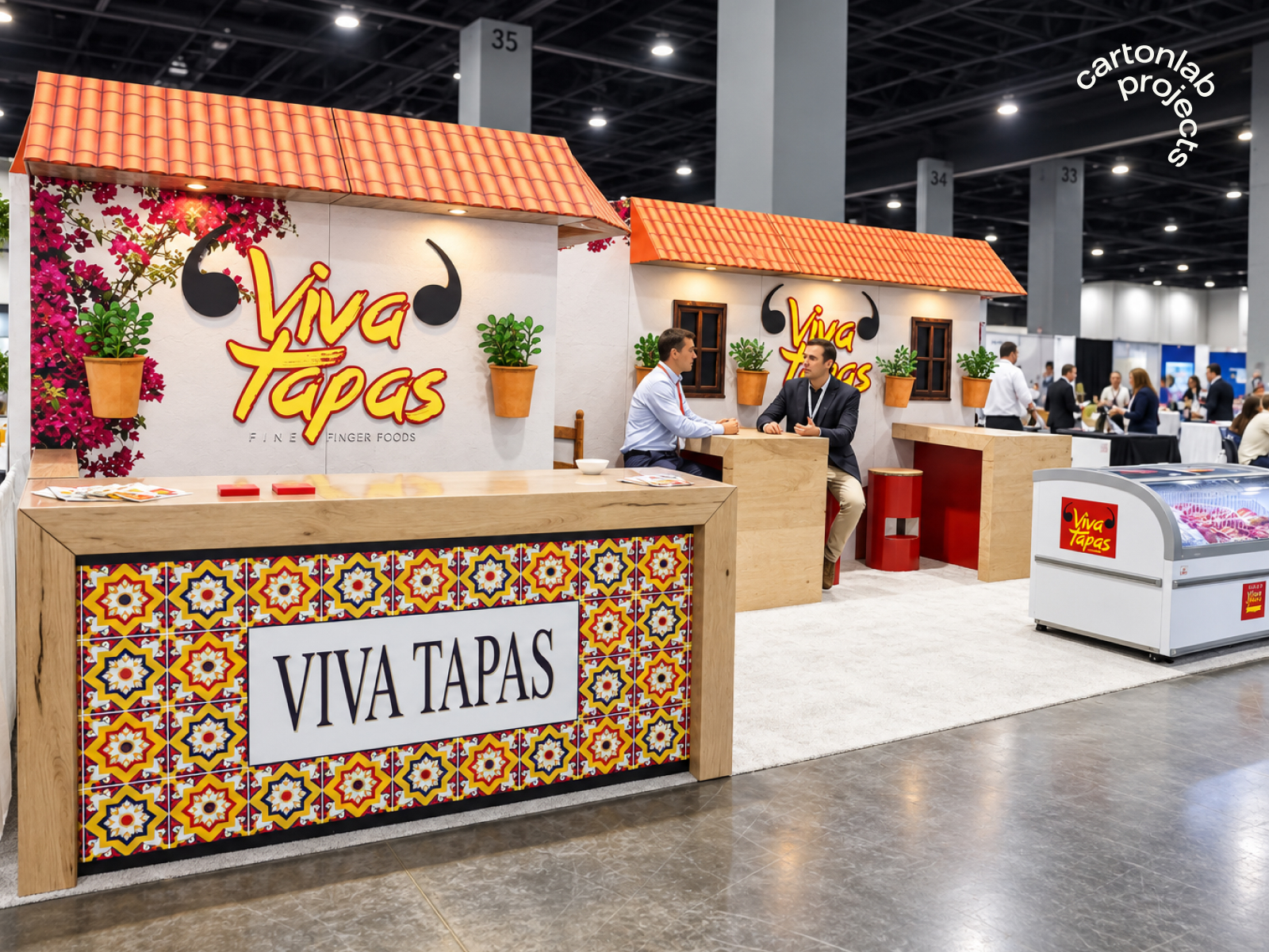 Mostrador de madera con azulejos y el nombre Viva Tapas, bajo la cubierta de teja del stand